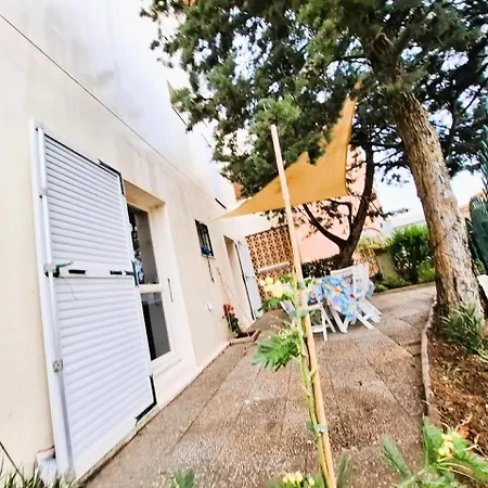 Holiday home Rez De Jardin Climatise Avec Grande Terrasse *