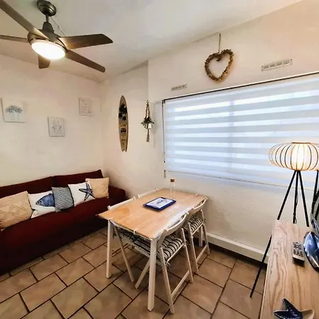 Holiday home Rez De Jardin Climatise Avec Grande Terrasse